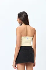 Minifalda negra de denim con cinturón y bolsillos laterales.