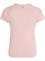 Remera rosa de algodón con cuello redondo y mangas cortas raglán. Estampado frontal con el logo de Tommy Hilfiger en negro.