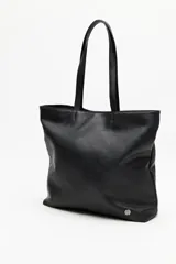 Cartera tipo tote color marrón oscuro, con diseño de parches de cuero texturizado y asas largas.