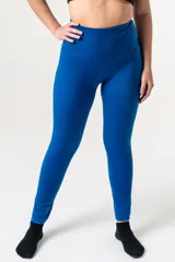 Calza deportiva de tiro extra alto, color azul, fabricada con fibra LYCRA® XTRA LIFE™, con faja de doble tela para mayor contención abdominal.