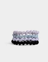 Set de cuatro gomitas de pelo elásticas con textura trenzada en colores celeste, beige, rosa y negro.