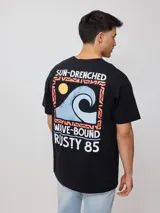 Remera celeste de algodón con estampado del logo de la marca Rusty en el frente y la espalda.