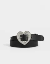 Cinturón negro de cuero sintético con hebilla de metal plateado en forma de corazón con incrustaciones de strass.