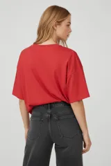 Remera holgada de algodón color blanco, con cuello en V y estampado frontal grande con el número "28" en negro con efecto desgastado y una estrella rosa en el 2. Debajo del número se lee "EXCLUSIVE JERSEY QUALITY RIDE CO. LOS ANGELES, CALIFORNIA".