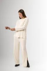 Pantalón palazzo color crema de morley de vara ancha en algodón y viscosa, con bolsillos y cintura elastizada.