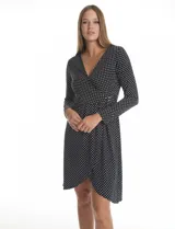 Vestido de seda fría marca Luxology, con estampado floral en blanco y negro. Presenta escote en V cruzado, cintura elastizada con apliques metálicos, manga larga y ruedo con corte asimétrico.