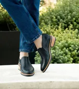 Zapato de cuero color marrón claro con taco de madera de 4cm y elástico en el empeine.