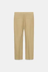 Pantalón de vestir color beige, de tiro alto, corte recto y largo cropped.