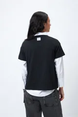 Remera color beige de manga corta con cuello redondo y estampado con ilustración gráfica al frente y frase retro.