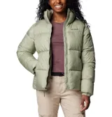 Campera tipo plumífero de color verde claro, con aislamiento sintético y tejido impermeable, diseñada para proporcionar calidez en climas fríos.