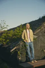 Campera con capucha de toalla de algodón color verde azulado, con cierre frontal y bolsillos laterales.