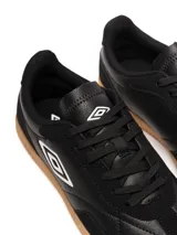 Championes urbanos Umbro Track, color blanco con detalles en negro y suela marrón.