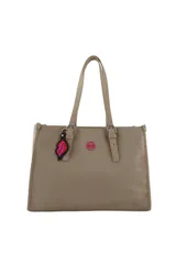 Cartera tipo tote color beige con doble asa de hombro, logo circular de la marca en el centro y llavero colgante con forma de labios.
