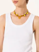 Musculosa corta de morley de algodón en color blanco, con cuello redondo y tirantes anchos. Presenta un diseño entallado y un bordado con el logo JCH en la espalda.