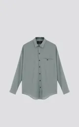 Camisa manga larga verde agua con bolsillo en el pecho, de calce oversize confeccionada en textil plano fresco y liviano.
