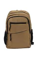 Mochila de color marrón con diseño funcional que incluye múltiples compartimentos frontales con cierre negro y bolsillos laterales de malla. Posee un asa superior y correas de hombro ajustables.