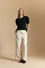 Remera negra de manga corta con mangas abullonadas y cuello redondo.