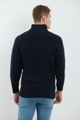 Remera azul oscuro de tejido de punto con cuello alto y cierre de cremallera metálica. Corte clásico y mangas largas.