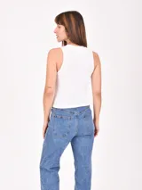 Musculosa blanca de algodón con cuello redondo y sisas amplias.