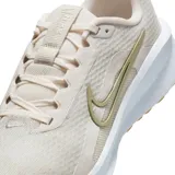 Championes de running Nike Downshifter 13 color beige con logo verde oliva.