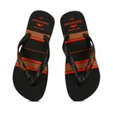 Chanclas negras con rayas horizontales marrones y naranjas.