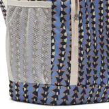 Mochila Nike Elemental con estampado de triángulos azules y detalles en amarillo. Incluye un compartimento principal con cierre, un bolsillo frontal con cierre, un bolsillo lateral de malla y un estuche removible con cierre.