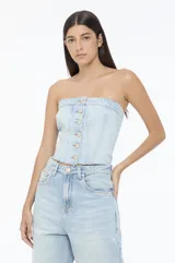 Top strapless color crudo con botones frontales y ruedo desflecado.