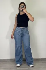 Pantalón de jean celeste de corte wide leg, con tiro alto y bolsillos delanteros y traseros.