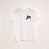 Conjunto de pijama con camiseta blanca y short negro de diseño gráfico.