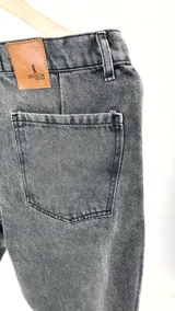 Pantalón de jean de corte amplio, color gris lavado.