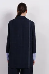 Blazer azul marino a cuadros con solapas de muesca, cierre con dos botones, dos bolsillos delanteros con solapa y un bolsillo en el pecho.