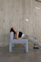 Musculosa negra de breteles finos y corte ajustado.