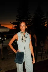 Mono de denim celeste, sin mangas, con cierre frontal y cuello camisero. Presenta bolsillos superiores con solapa y bolsillos laterales.