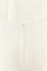 Vestido corto color blanco roto, de tejido satinado, con cuello halter y escote cruzado con drapeado frontal. Cierre en la espalda con cremallera oculta.