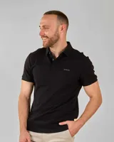 Remera polo lisa color crema, confeccionada en 72% algodón y 28% poliéster, con cuello clásico y tapeta de dos botones.