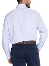 Camisa de hombre RKF, modelo WF PB, de manga larga con diseño a cuadros celestes y blancos. Tiene cuello abotonado, bolsillo en el pecho con logo bordado y tecnología wrinkle-free.