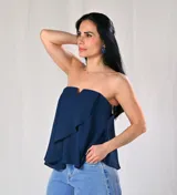 Top strapless color amarillo con volados superpuestos y corte en pico en el centro.