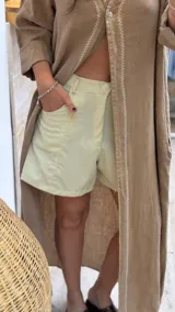Short de lino color beige, de calce perfecto y con detalles de pespuntes en contraste.