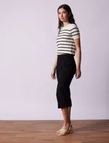 Pantalón capri amarillo de gabardina elastizada marca Ruby Rd, con pretina ancha elastizada, bolsillos delanteros simulados y bolsillos traseros aplicados.