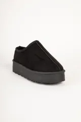 Zueco negro de gamuza, con interior peludo y plataforma de 5 cm de alto.