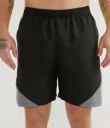 Bermuda deportiva negra con cintura elástica ajustable, recortes en gris en los laterales y vivos en amarillo flúor.