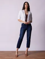 Bolero tejido blanco de manga corta con apliques de botones en los puños.