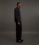 Camisa de manga larga color negro, con cuello inglés y abotonado frontal. Confeccionada en tejido piqué de poliamida y elastano, con tecnología performance que ofrece elasticidad, secado rápido y menor arrugado.