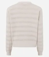 Sweater de punto color beige claro, con textura de rayas horizontales formadas por puntos calados. Presenta cuello redondo, mangas largas y puños y ruedo acanalados.