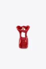 Pinza para el pelo roja con forma de corazón.