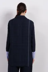 Blazer azul marino con diseño cuadrillé, corte clásico, solapas de muesca, cierre frontal con dos botones, bolsillos de parche y confección en tejido de lino y viscosa.