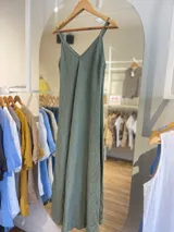 Vestido largo de la marca Purolino confeccionado en 100% lino de color celeste, con escote en V y tirantes finos. Posee un corte holgado y caída fluida.