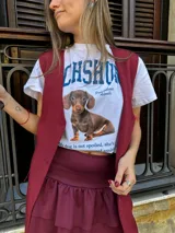 Remera color borgoña con estampa de perro salchicha y texto en blanco.