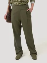 Pantalón de lino orgánico y viscosa color verde oliva, de corte recto y tiro alto, con botón lateral y pinzas.