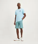 Bermuda de sarga color verde agua, con bolsillos laterales y corte recto.